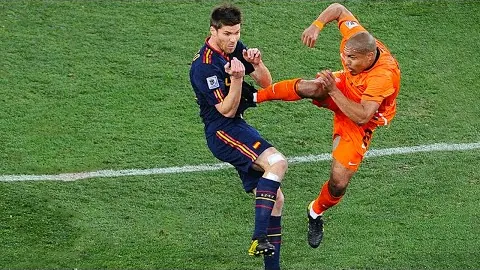 巴列卡诺险胜巴塞罗那，莱万破门难挽败局，巴萨意外失利仍领跑积分榜11分